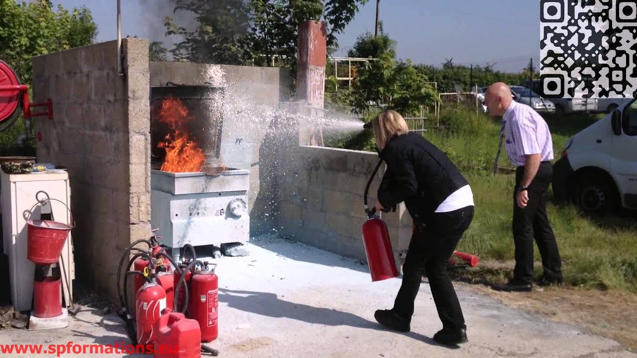 eau avec additif sur feu de liquide