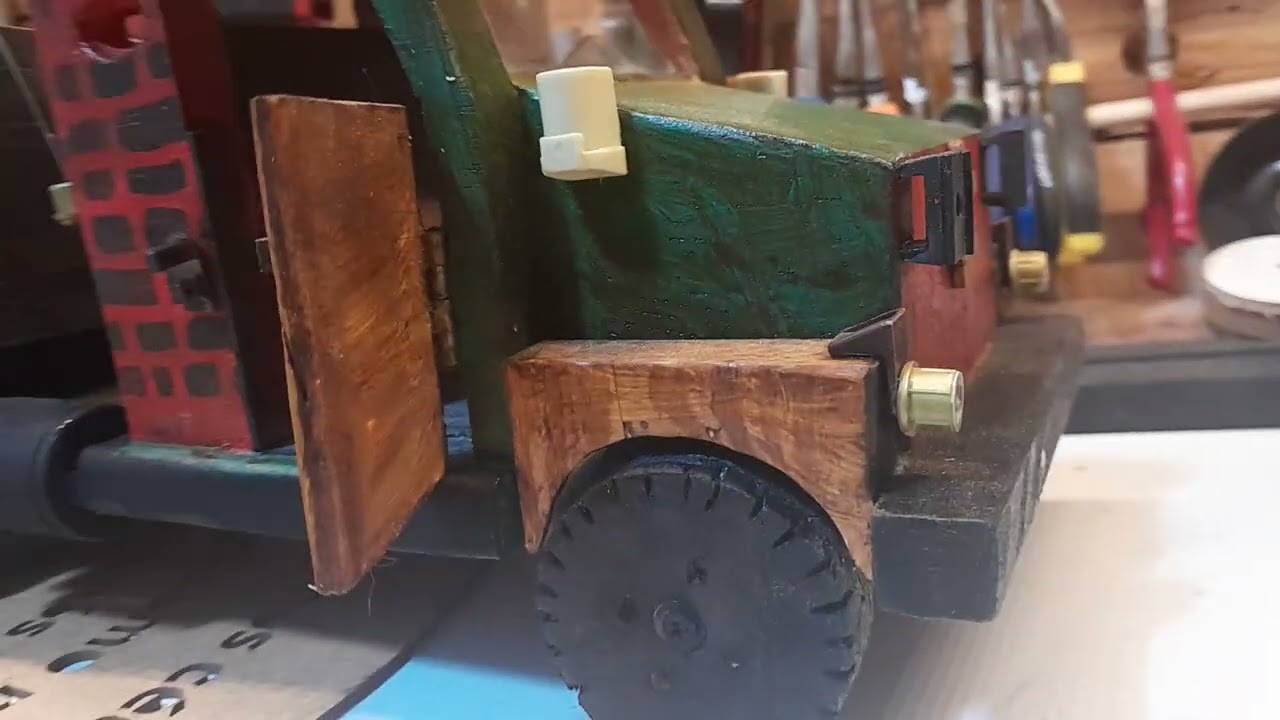 Cavalinho e Carreta Caçamba de Madeira de Paletes (Pinnus).