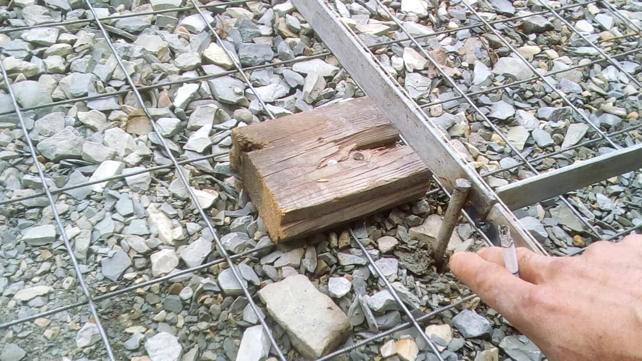 Бетонируем двор рамками метр сорок на 1.40