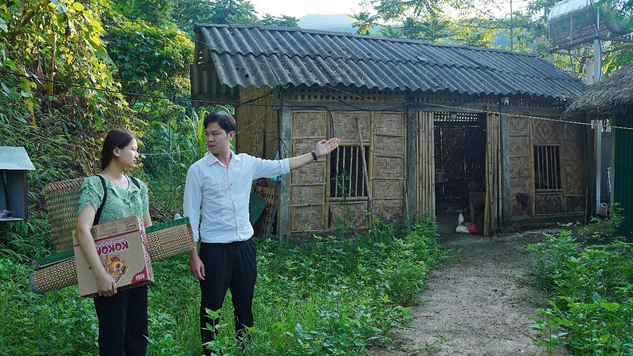 Kind CEO Gives Single Mom an Abandoned House and Renovates It Together
