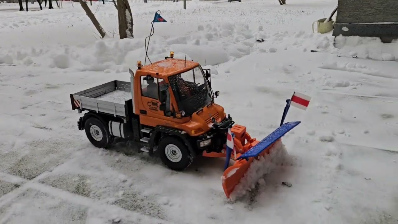 RC  Remote Control Mercedes-Benz Unimog 4x4 u300 Snow Plowing ❄️ | Schnee Action