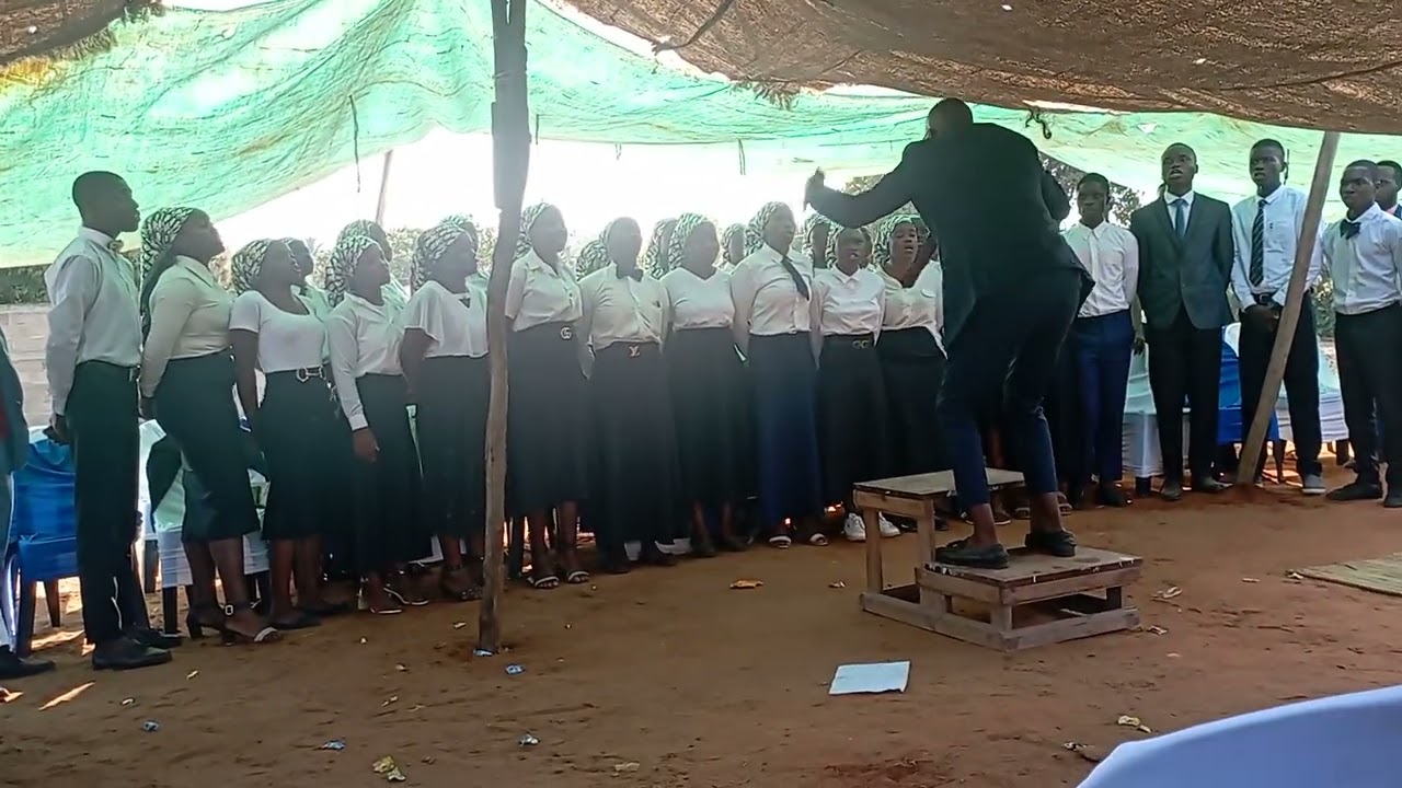Maestro Dinis Boane.Tema Juventude Crist&atilde; De Ndambine 2000.