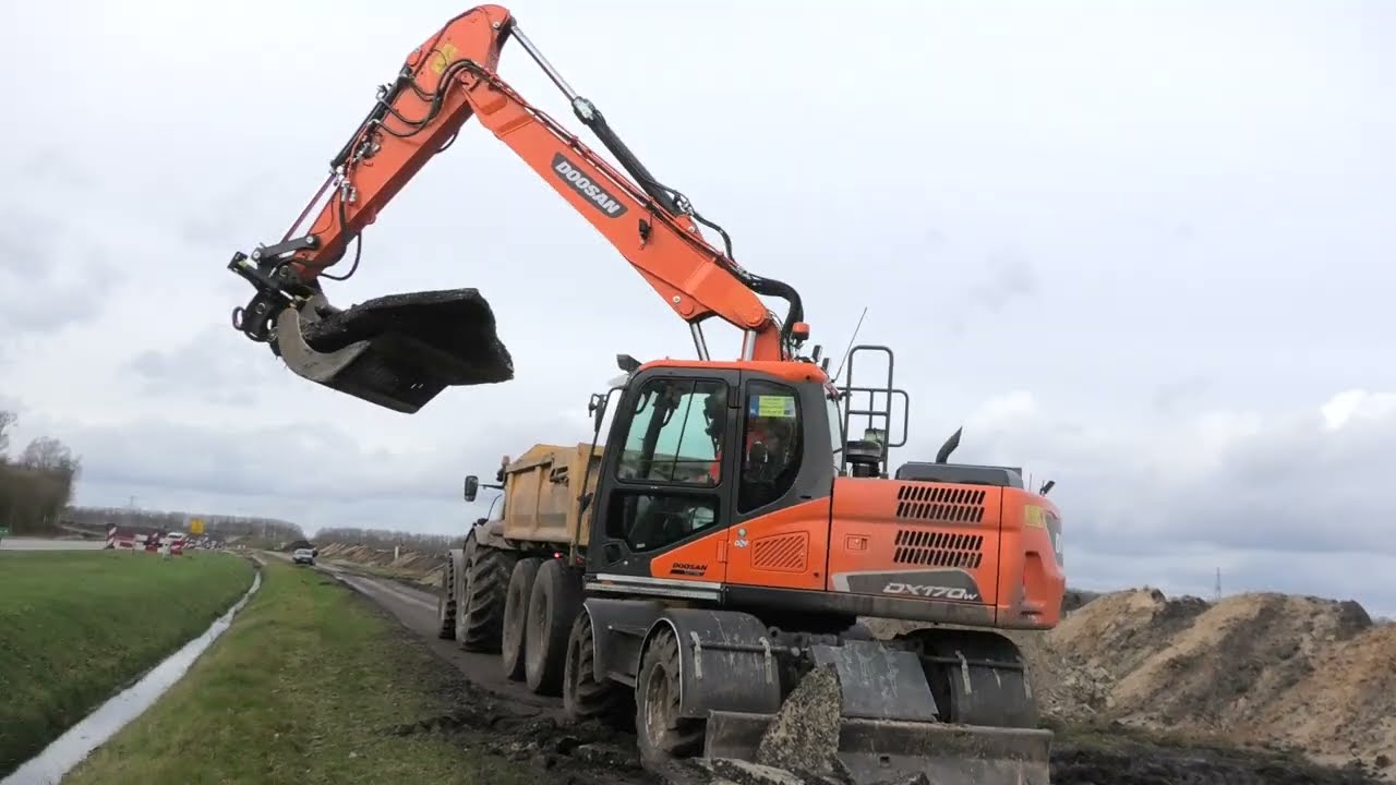 WERKZAAMHEDEN N 34 CASE PUMA 240 CVX ALASCO GRONDDUMPERS DOOSAN DX 170 W