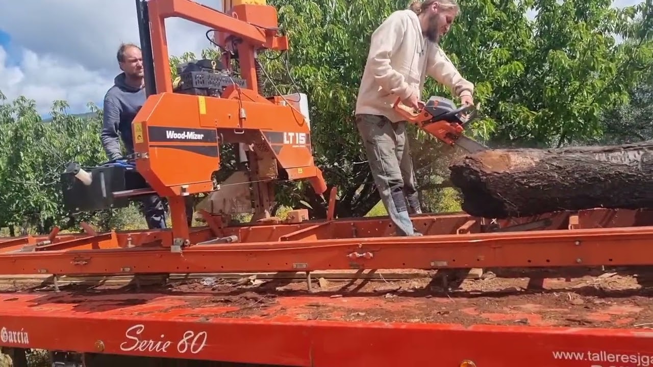 Autóctonos mira que artilugio os enseño hoy. Un serradero móvil.