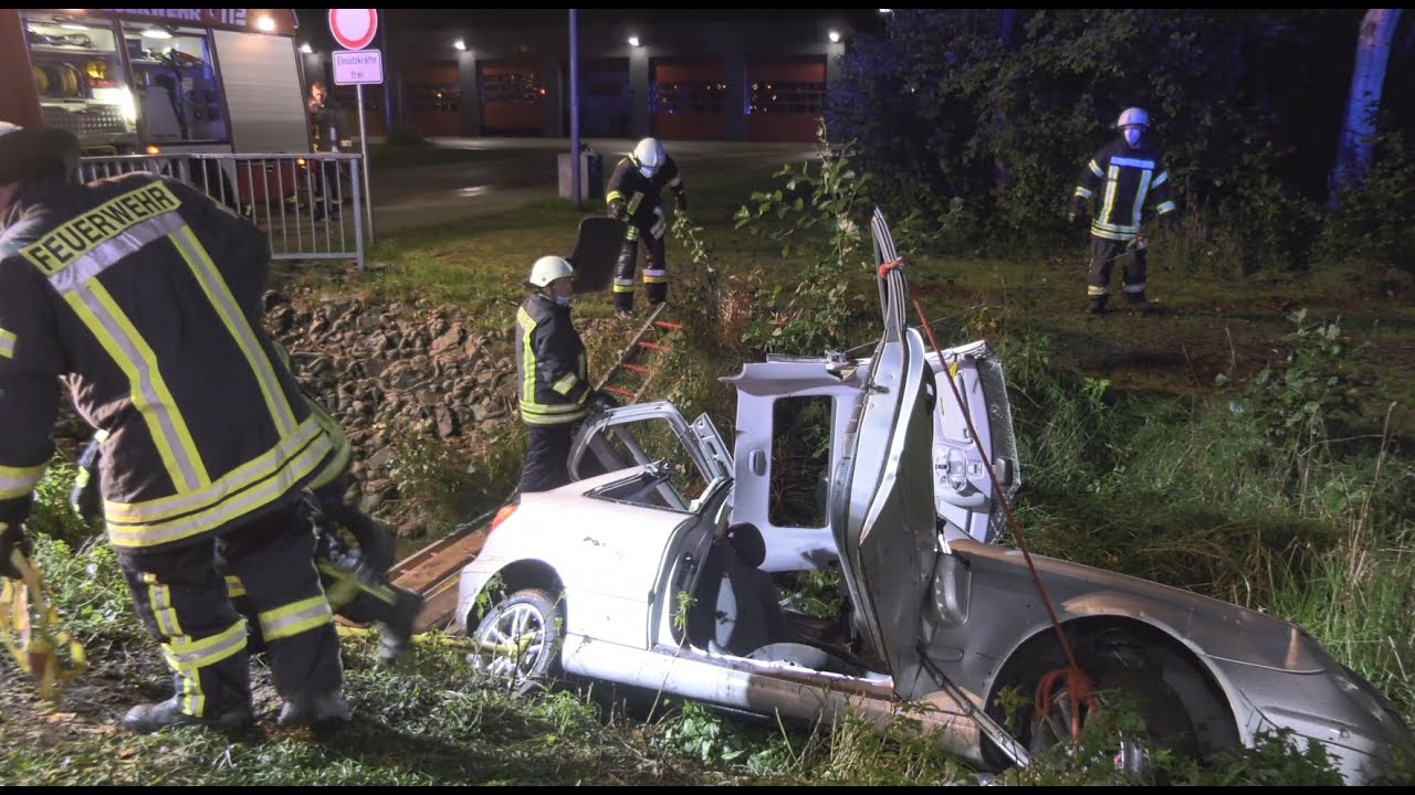 SCHWERER UNFALL DIREKT VOR DEM FEUERWEHRHAUS - 20 JÄHRIGER LANDET MIT SEINEM MERCEDES IM GRABEN