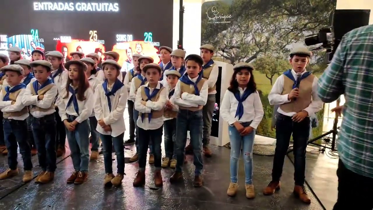 Grupo Coral Infantil do Concelho de Ourique a animar a tarde na Feira do Porco Alentejano.