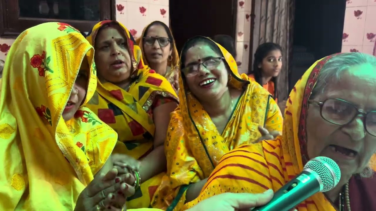 अम्मा ने गाया ज़ोरदार भजन 🤩नारायण नारायण है रही सत्संग में। narayan narayan hai rahi satsang me 🙏🕉