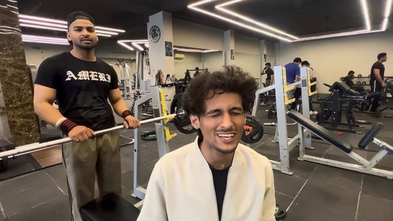 Ajj akhil ko gym lagwa di 😂🫵🏻