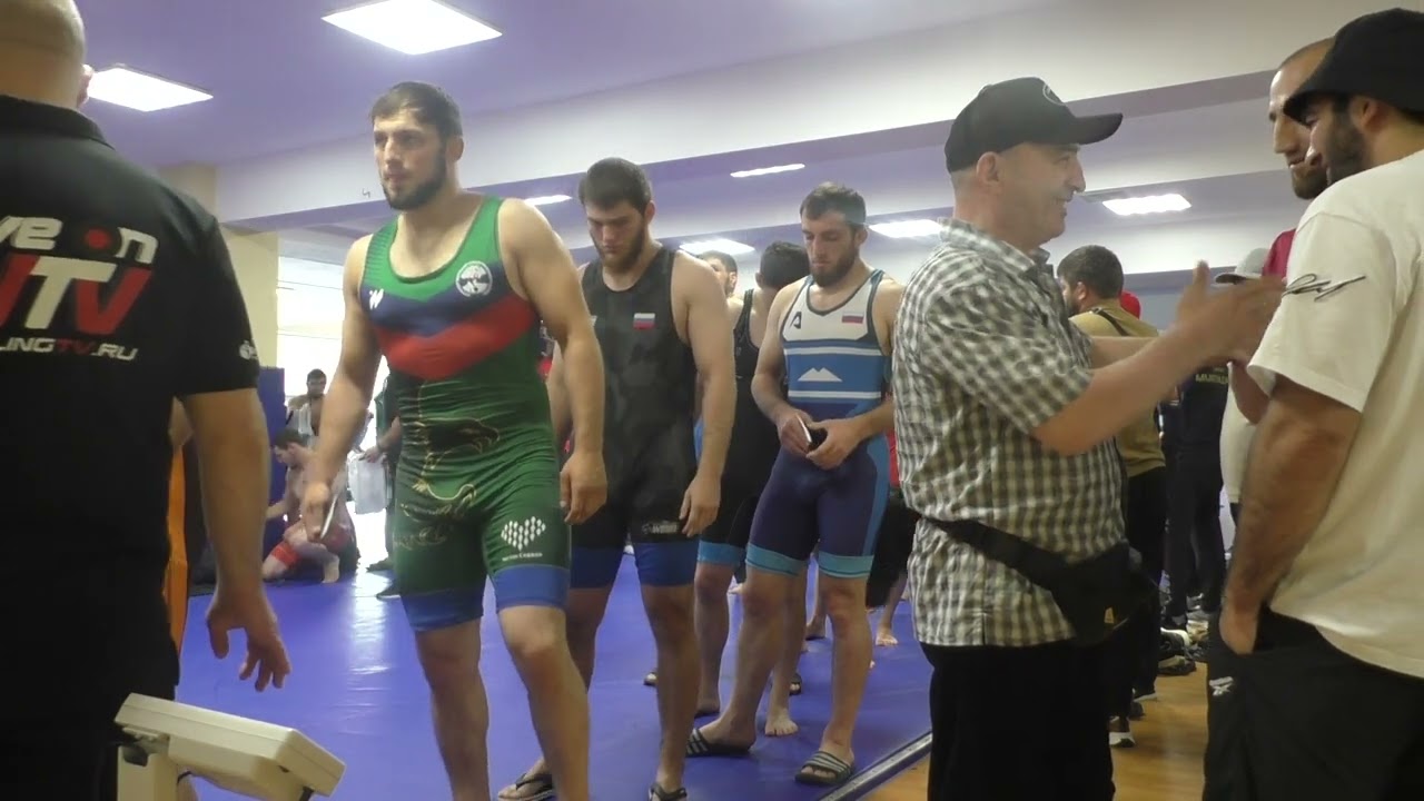 Взвешивание борцов до 57 и 97 кг.