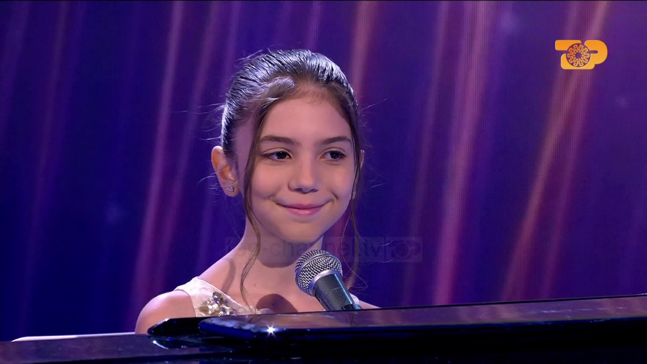 Ana Kodra këndon 