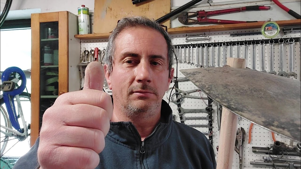 Zappa rotta? Cambiamo il manico.     Broken hoe? Let's change the handle.