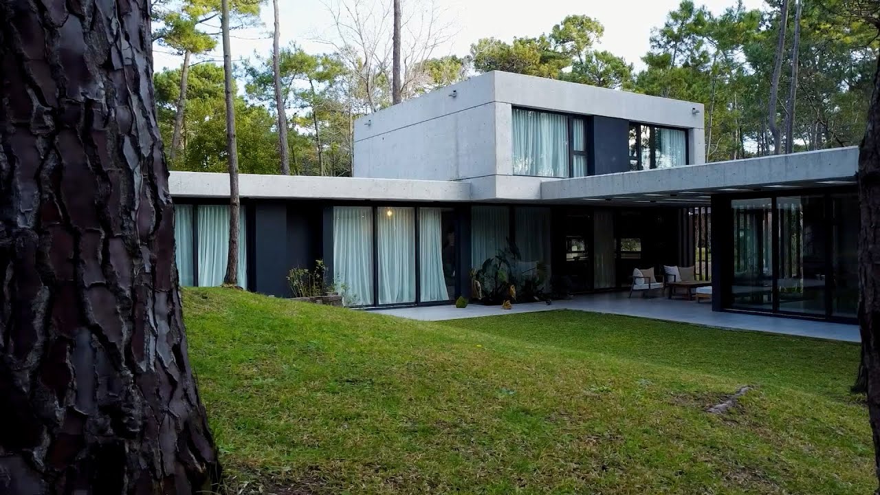Casa en el bosque de Cariló: Integración natural y diseño funcional
