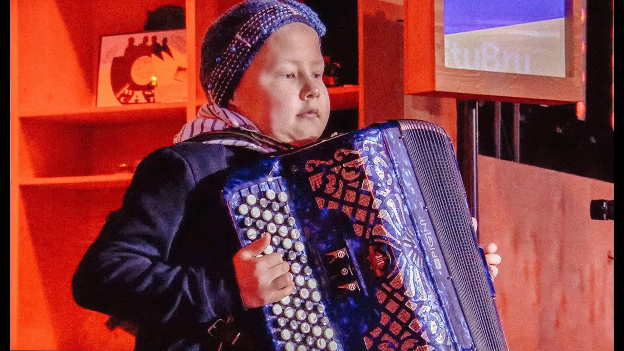 Wout sluit De Warmste Week in Kortrijk af op zijn accordeon