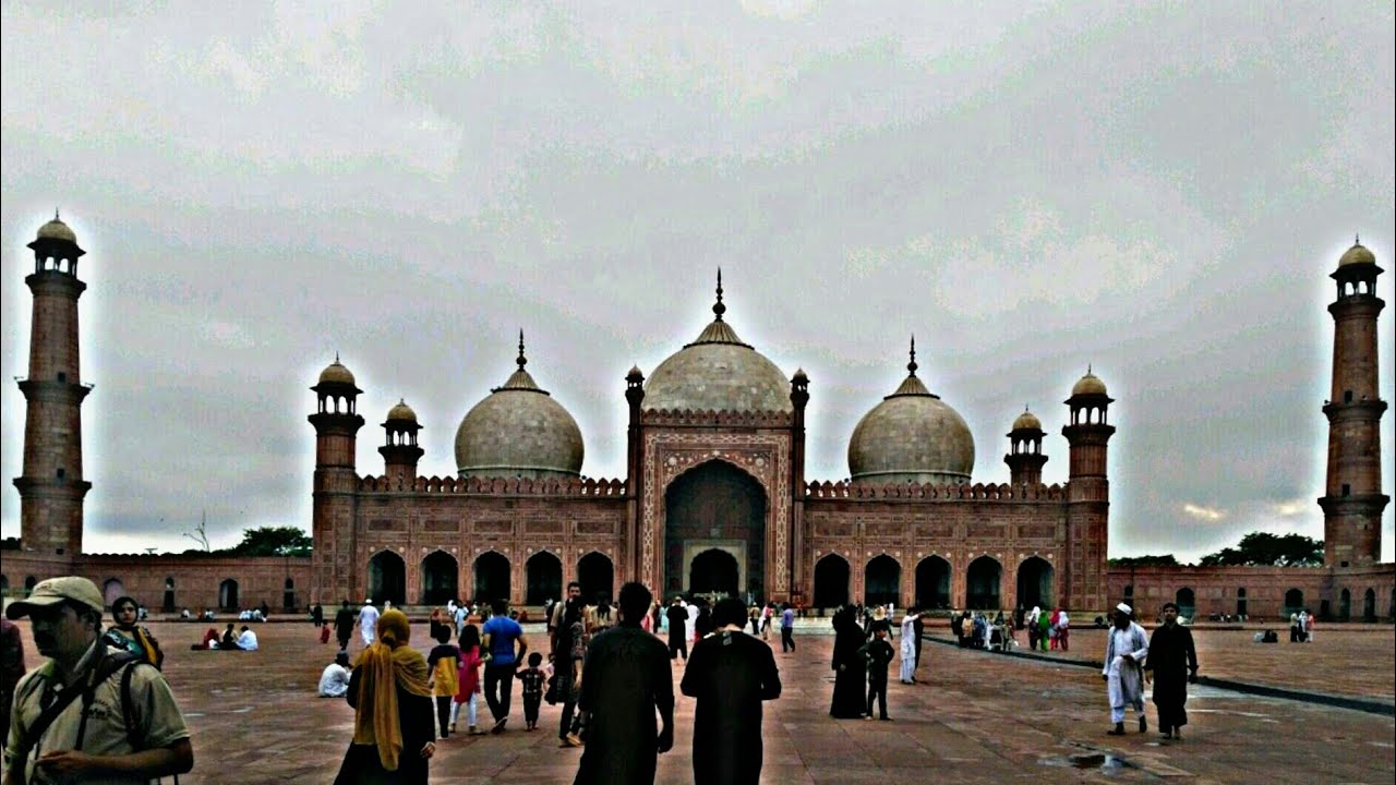Visit to BADSHAHI MOSQUE & LAHORE MUSEUM | Fari Mirza