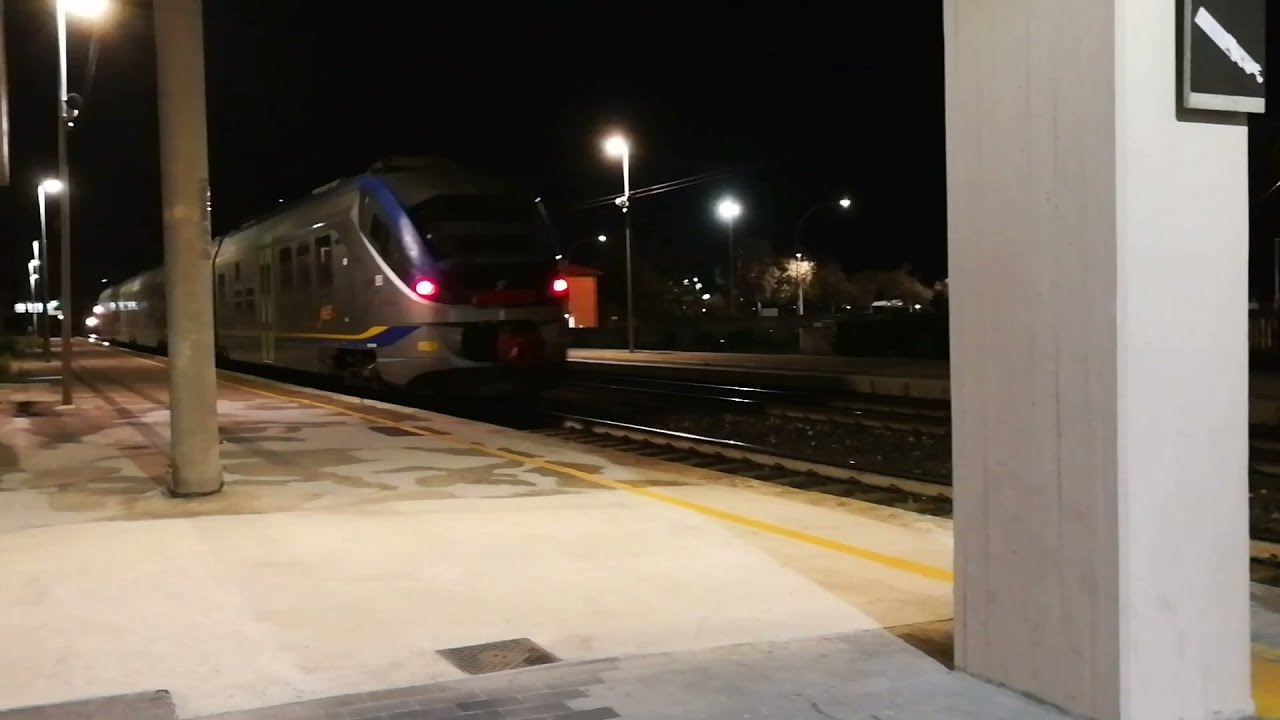 Traffico di treni alla stazione di Porto Sant'Elpidio in una sera di fine agosto 2021