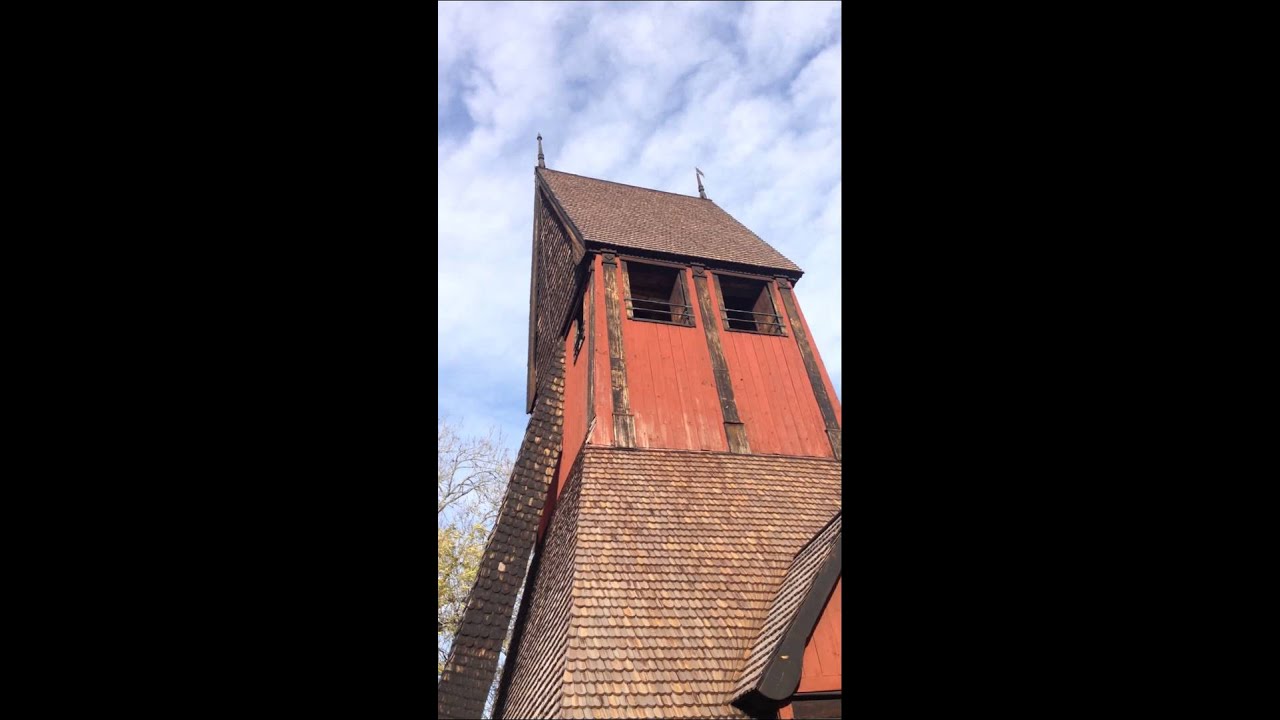 klockorna i gamla uppsala kyrka ringer till mässa