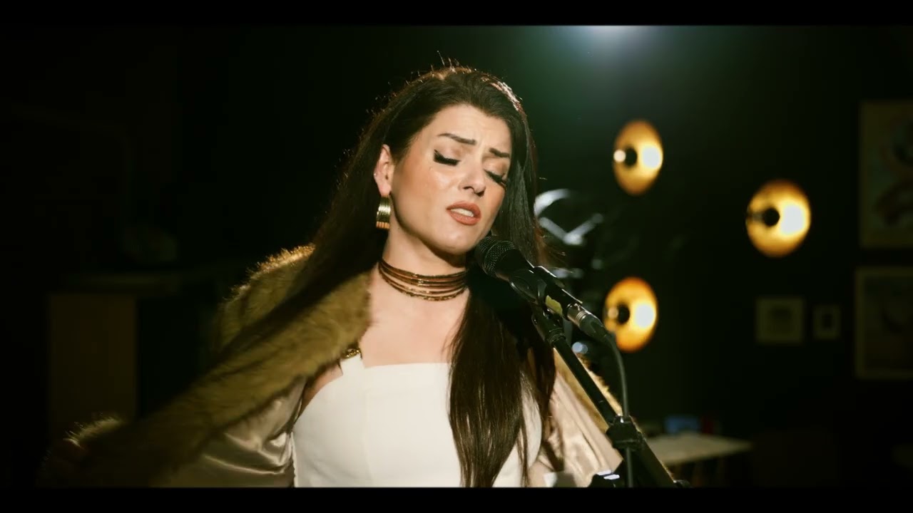 Kül Oldum Gözlerinde | Ebru Ateş | Official Music Video