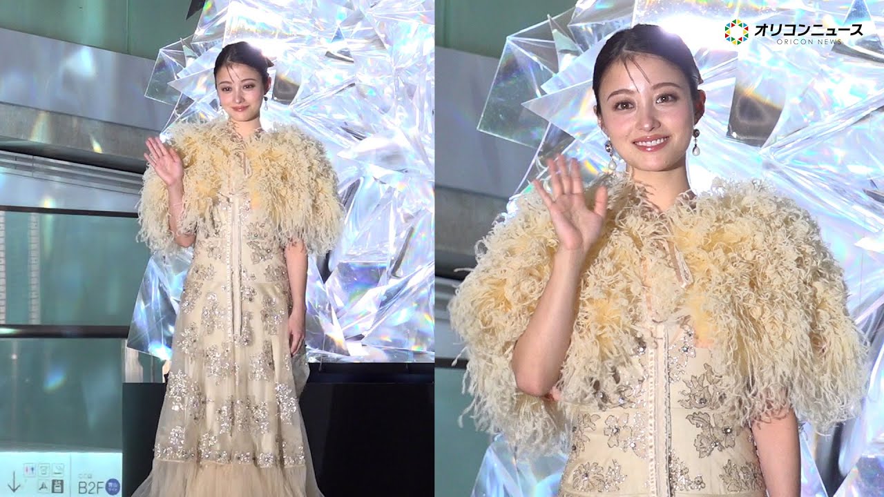 橋本環奈、ヴァレンティノドレスで華やかに登場　イルミネーションにも負けない輝き！　『表参道ヒルズ クリスマスツリー2025 点灯式』