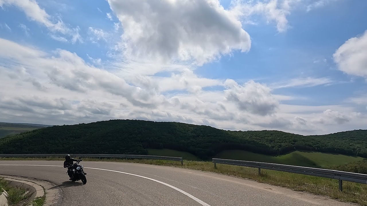Kawasaki Vulcan S and Royal Enfield Super Meteor - The beautiful county roads of Romania