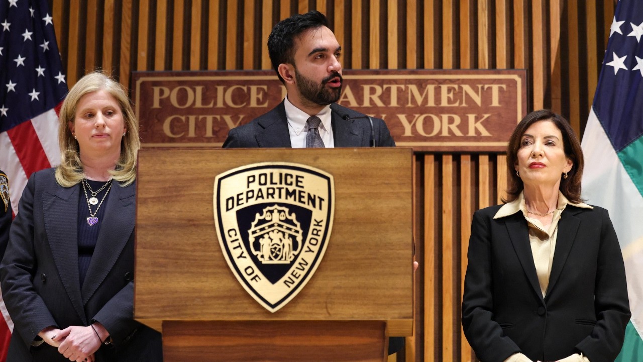 Мамдани &laquo;отменил&raquo; увольнение 5000 сотрудников полиции Нью-Йорка, а затем сделал ошеломляющее заяв...