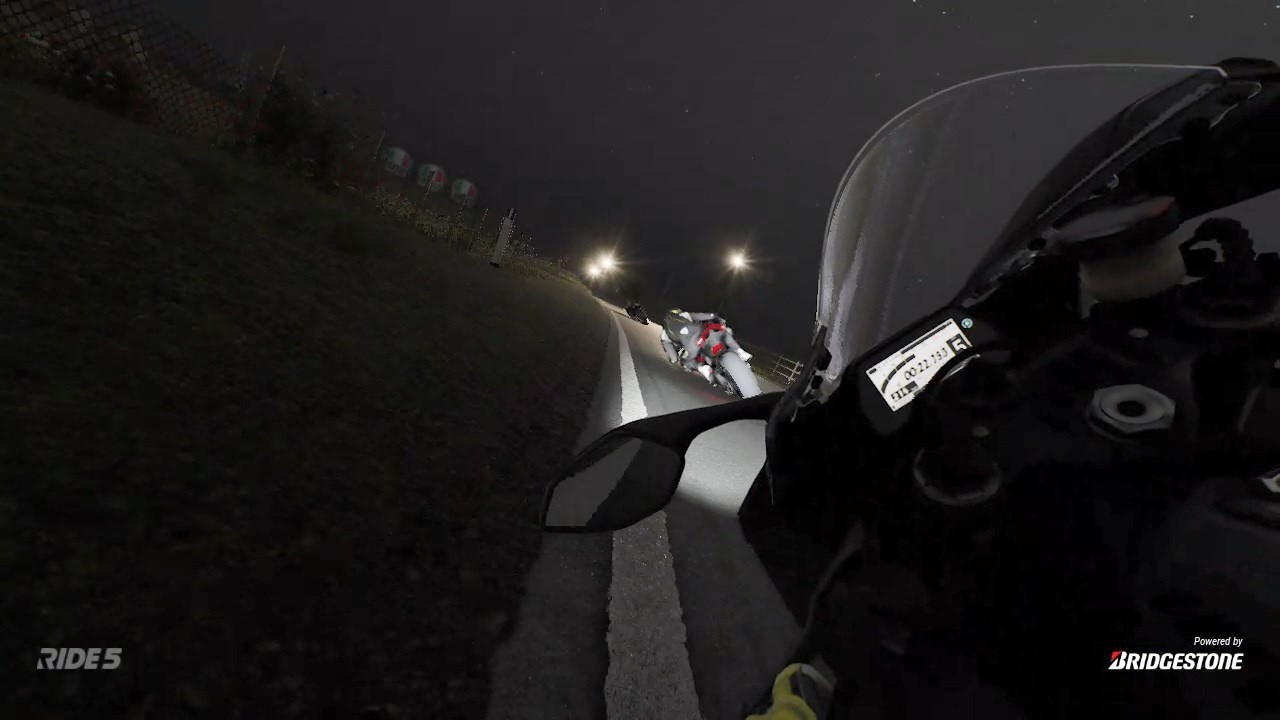 Yamaha R1M Hunts Down two Ducati's..