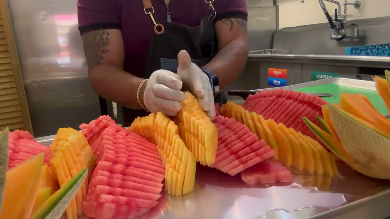 Haciendo charola de frutas 🍇