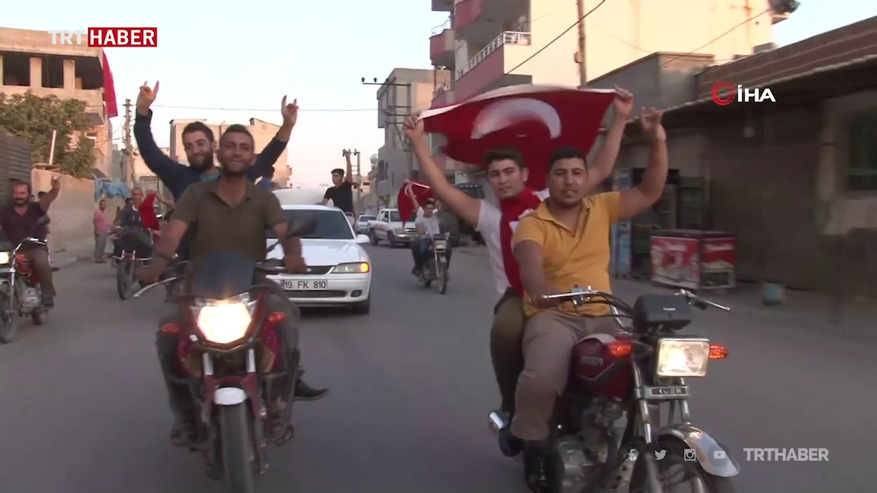 Terörden temizlenen Tel Abyad'daki camilerden tekbir sesleri yükseldi.