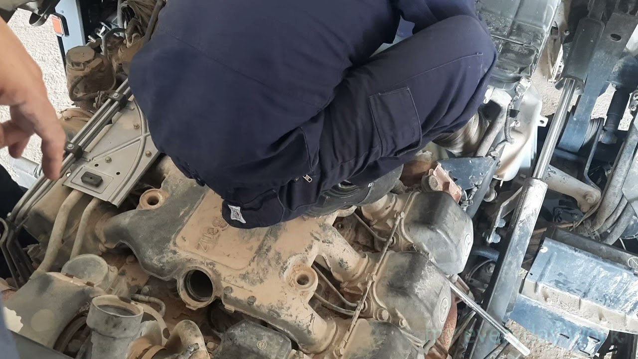 OM 501 engine top overhauling (removing cylinder head)