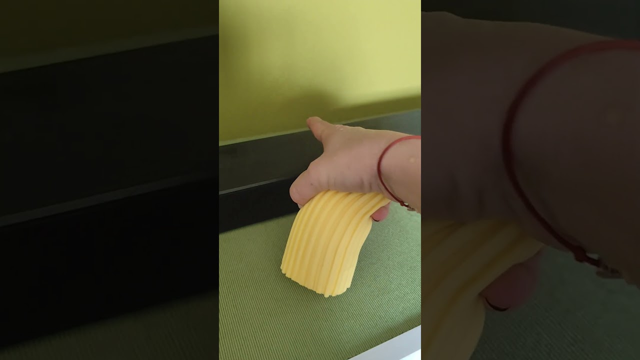 Zapomeňte na rozv&iacute;řen&yacute; prach! S touto houbičkou odstran&iacute;te prach jedn&iacute;m tahem bez chemik&aacute;li&iacute;.
