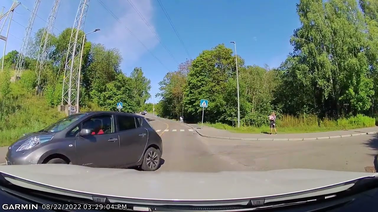 yield to the right / drive through roundabouts / pedestrians / driving test / norway 4k