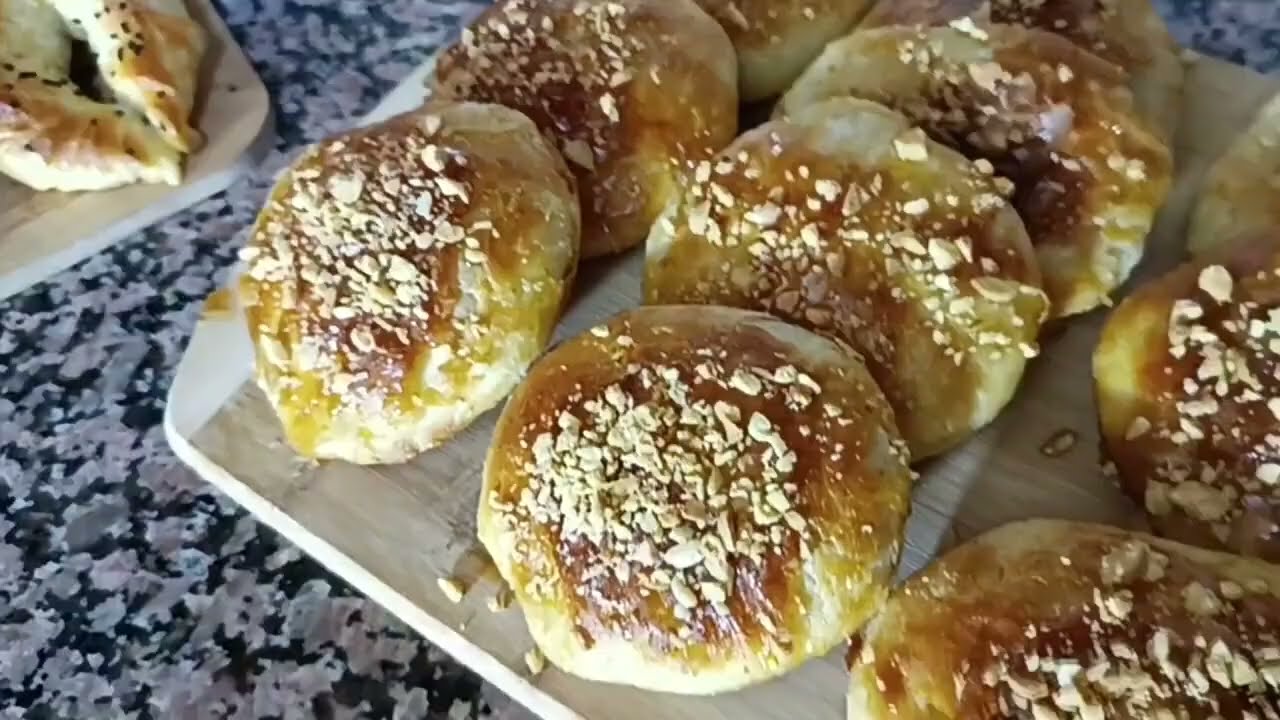 مسمن معمر الملح والحلو 😋 بشكل مميز وراقي بعجينة سحرية مقرمش من برا ومورق من الداخل 👌على شكل هلال 🤗