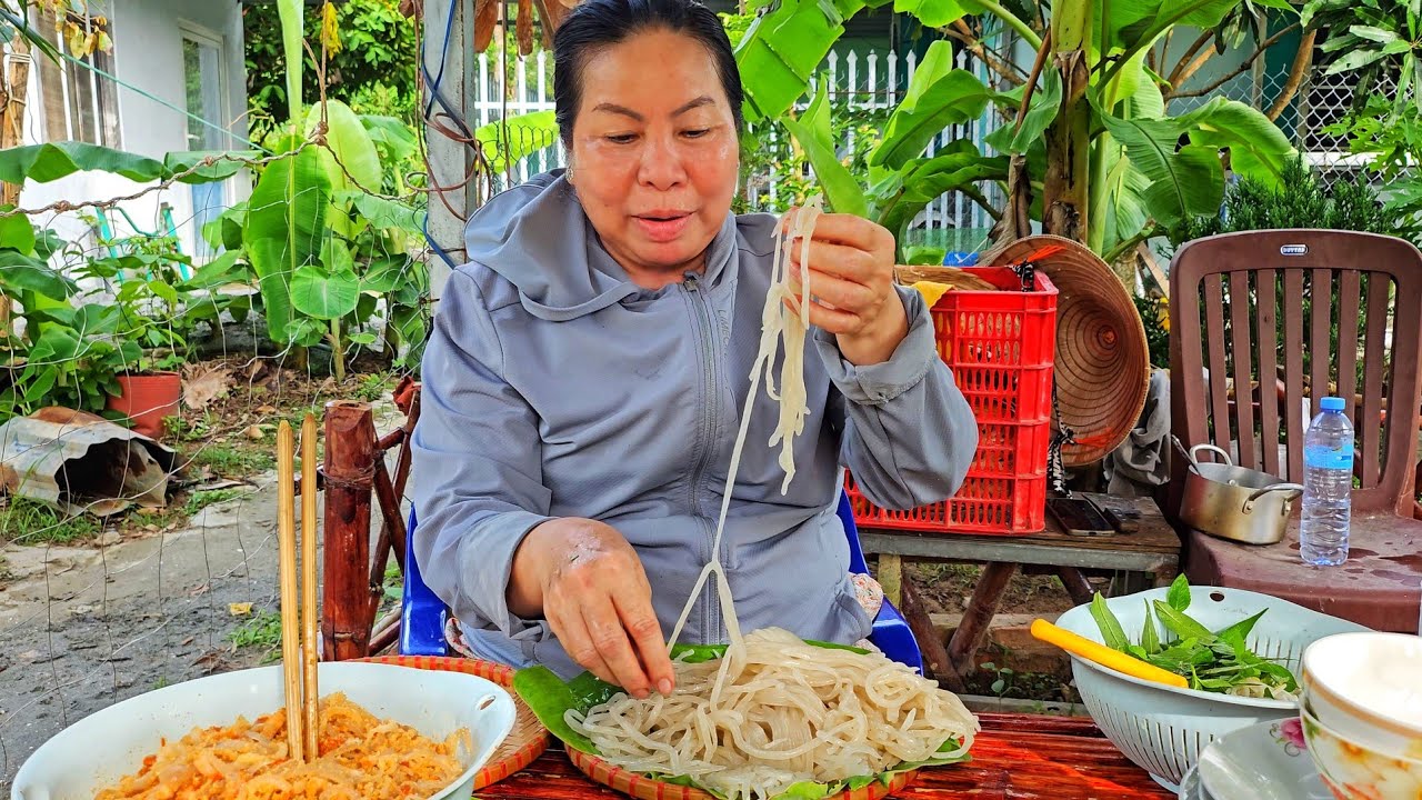 Mẹ Mai Trổ Tài Tự Nhào Bột Làm Bánh Tằm Khiến 2 Cha,con Mê Mẩn | Uthuyvlogs.