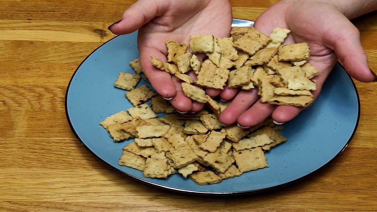 Хрумкі домашні крекери з кропом і цибулею | Homemade Savory Crackers