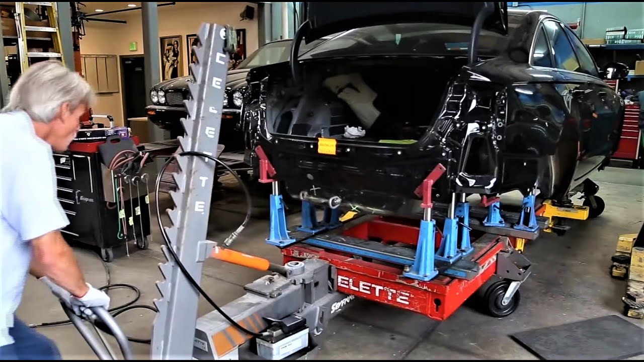 Ремонт Ауди от Amato's Autobody на кузовном стапеле Celette