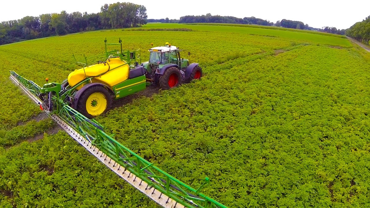 spraying john deere R952i with wingssprayer