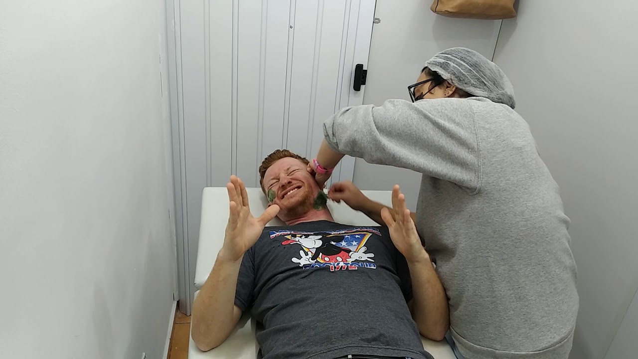 CORAGEM Fazendo barba na cera quente .
