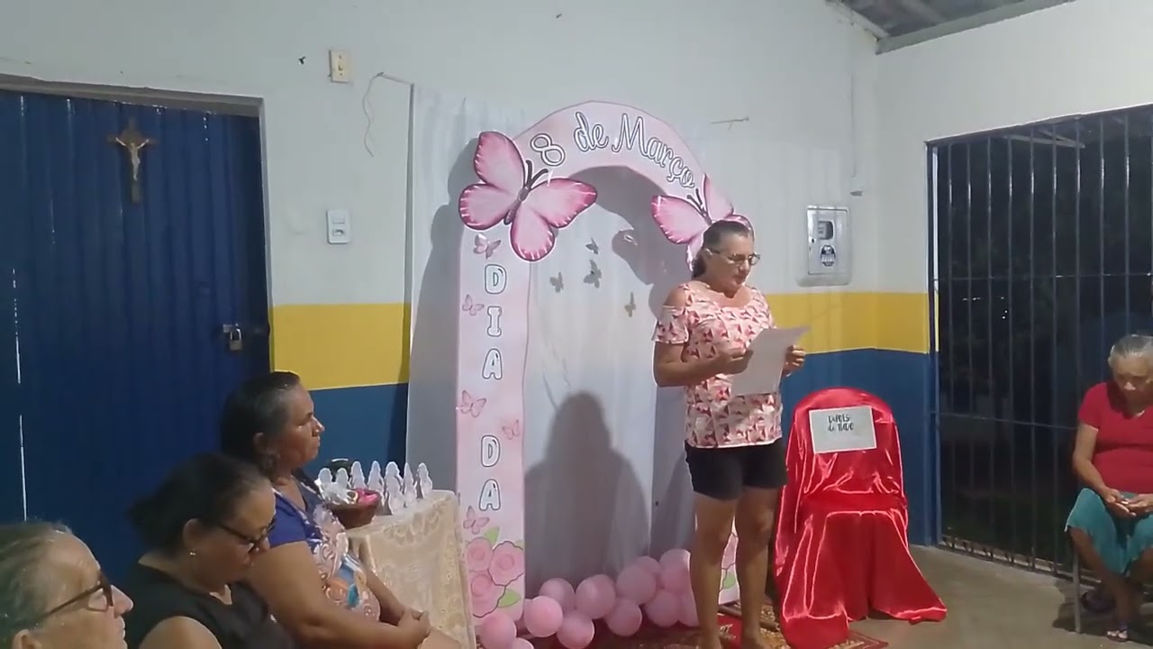 Nena fazendo homenagem dia das mulheres na escola 