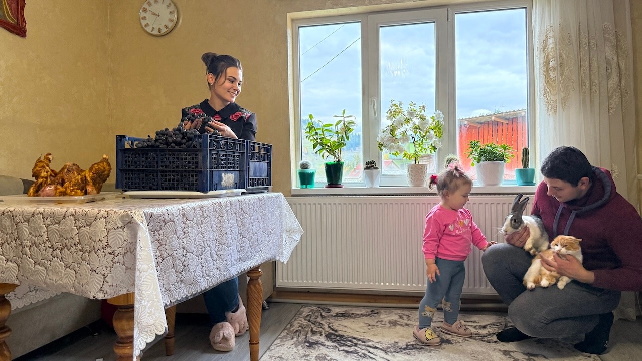 Family Life in the Carpathian Mountains 🏔️ | First Warm Night, Grape Juice & Roast Chicken 🍷🔥