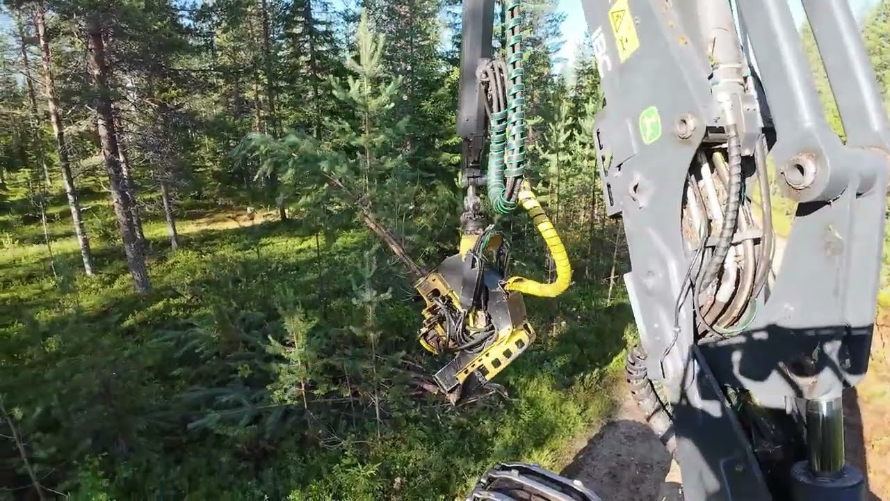 Иногда и таким приходится заниматься. #forestry #harvester #johndeere