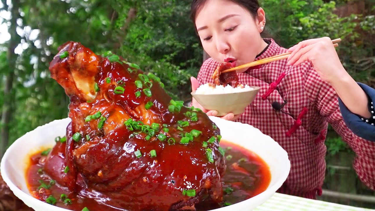 Сяо Ю ест тушеные локти в тушеной сое, ароматные и вкусные