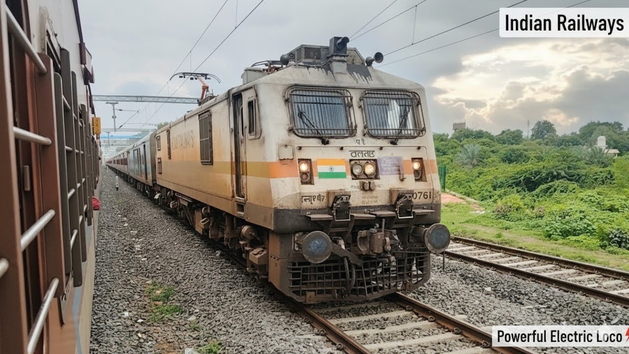 Shunting 12971/Bandra Terminus - Bhavnagar Terminus SF Express at Bhavnagar Para.