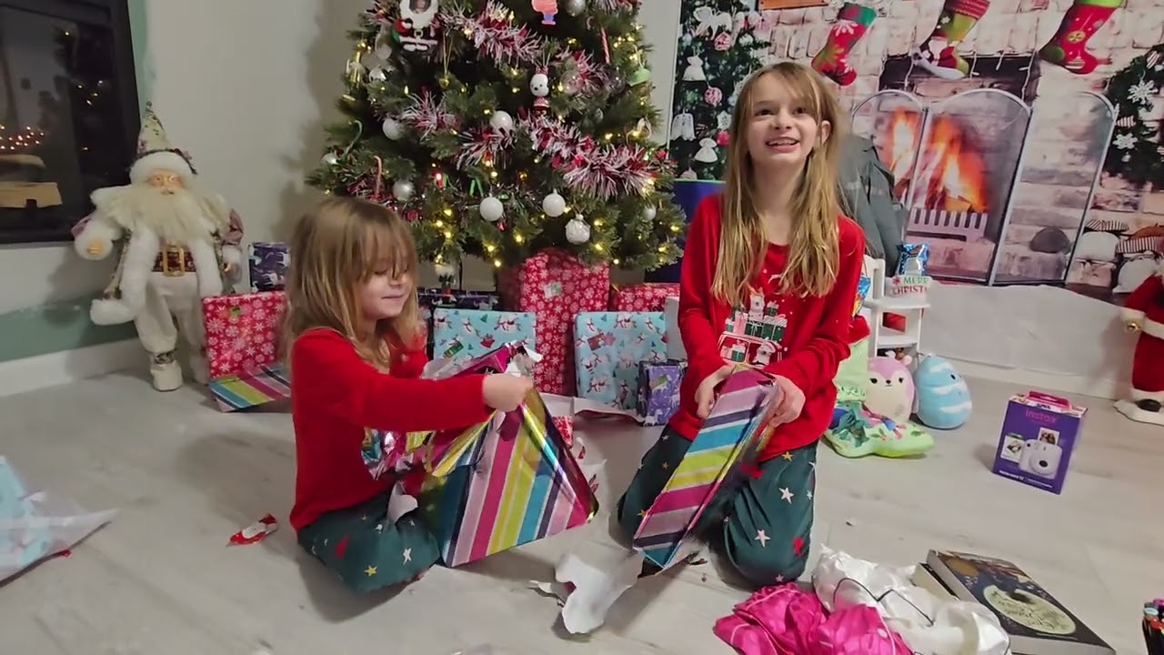 Christmas 2024 - Nora (9) & Livie (5)