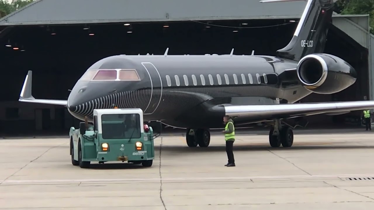 Bombardier BD-700-1A10 serial 9250 tail OE-LCD get Into hangar Ezeiza 10/11