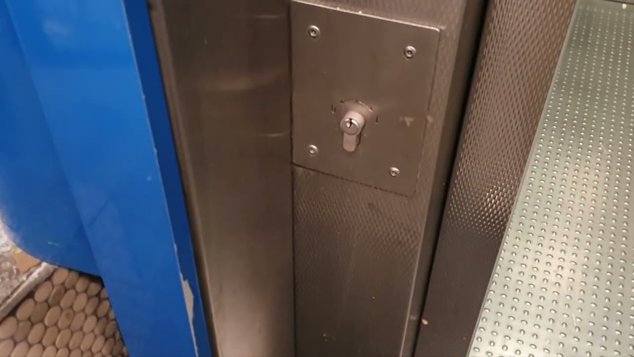 (Leider Keine Ansagen mehr) OTIS Hydraulikaufzug Baujahr 1998 im U Bahnhof Planetarium in Bochum.