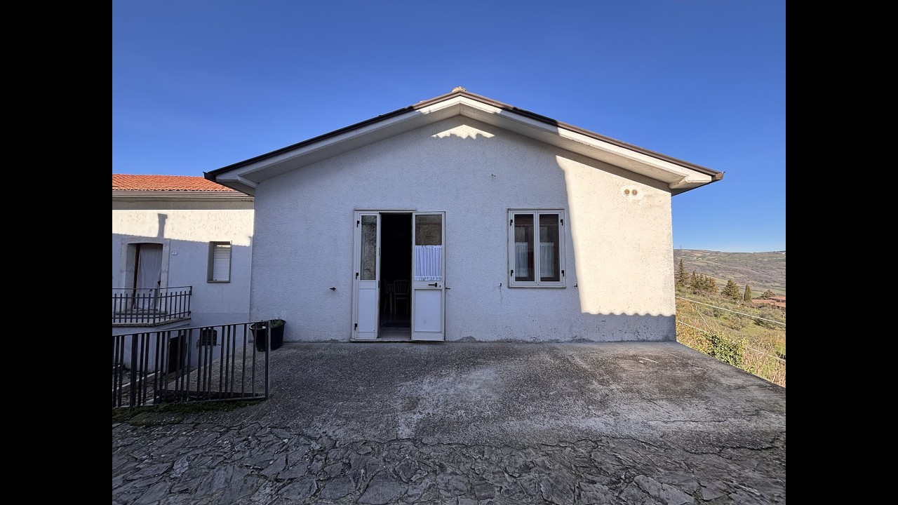FUTUROCASA ARIANO IRPINO(AV): Casa semindipendente con parcheggio e ampio  deposito.