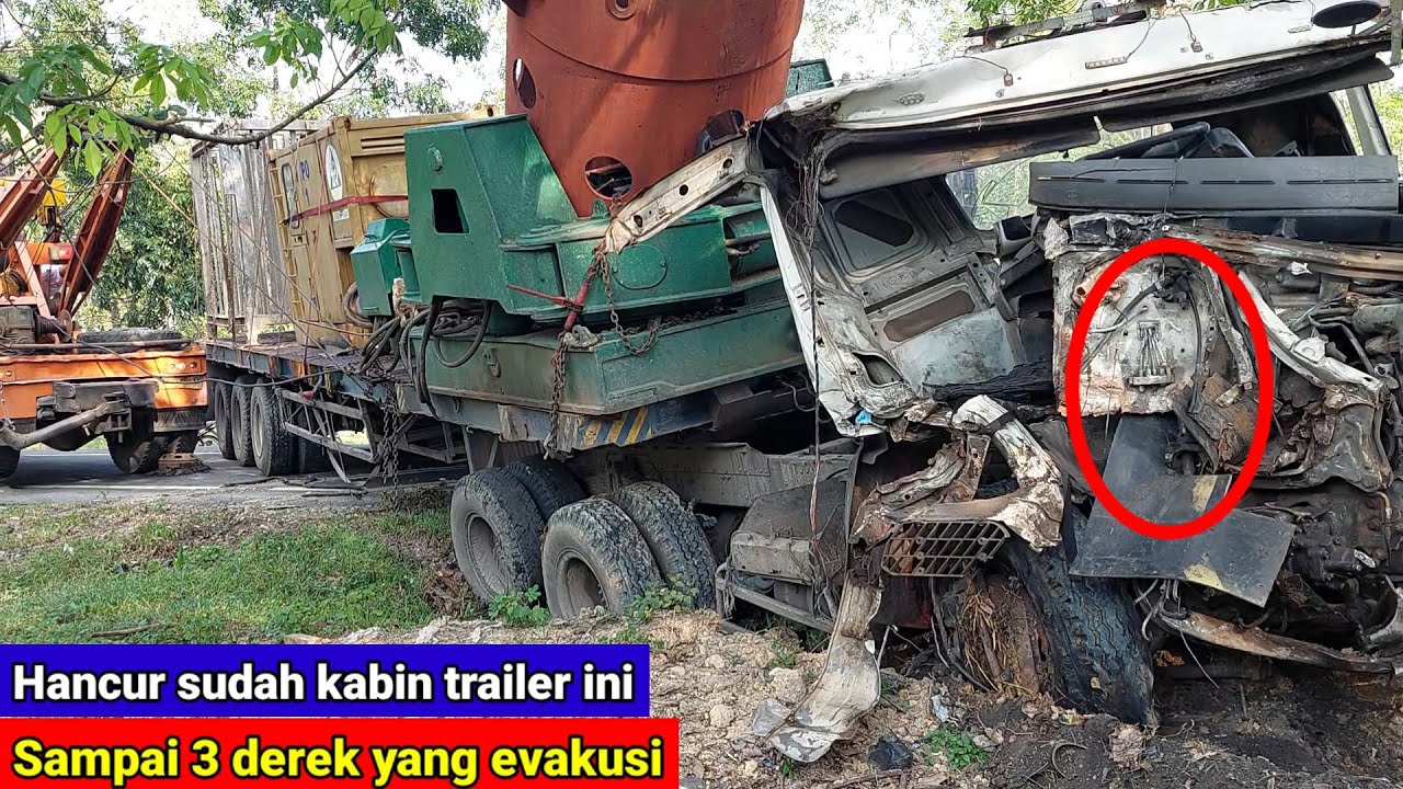 Hancur sudah kabin trailer ini sampai 3 derek yang evakuasi