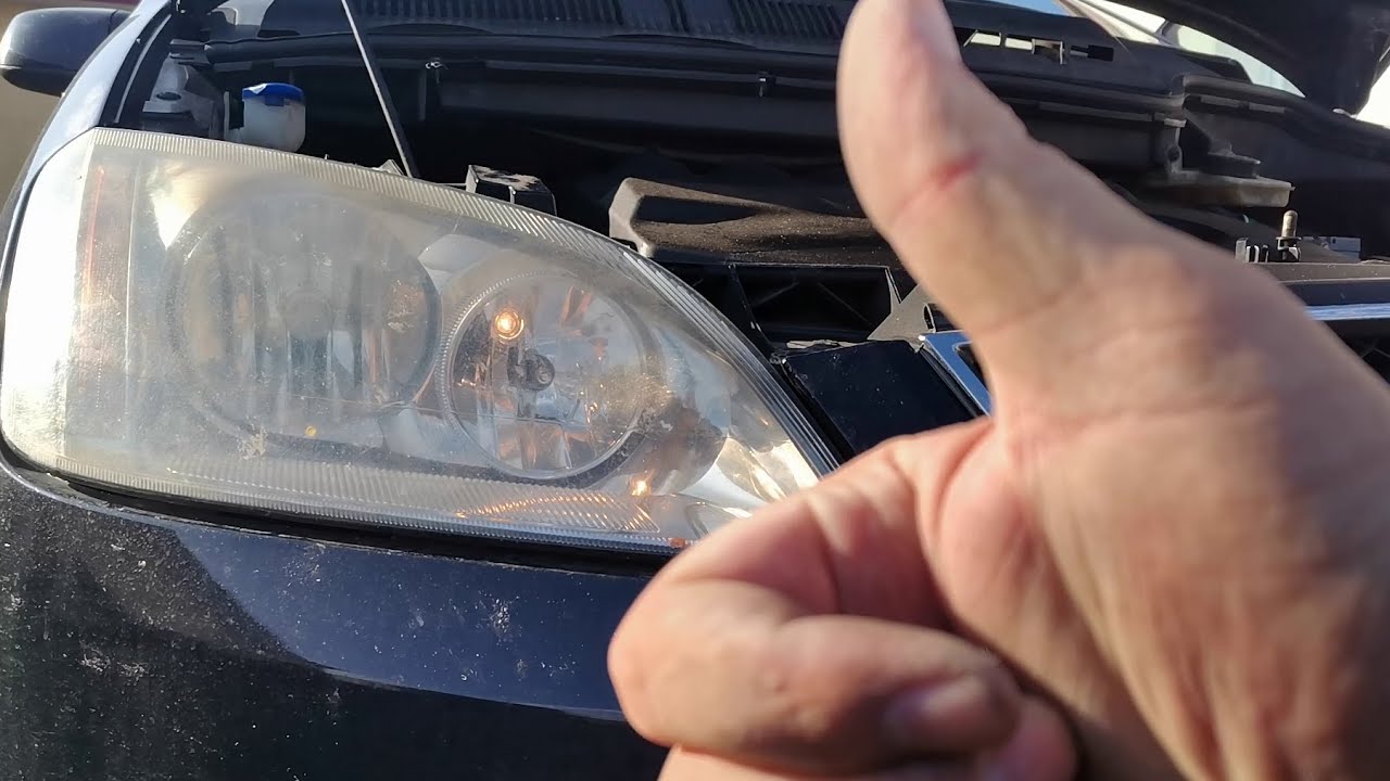 Ford Focus C Max. Wymiana żarówek w reflektorze.