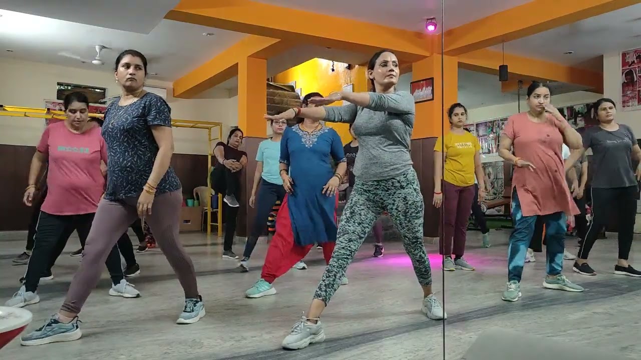 स्वस्थ रहने के लिए हमें हर दिन 45 मिनट एक्सरसाइज जरूर करनी चाहिए#viral #trending #zumba 
