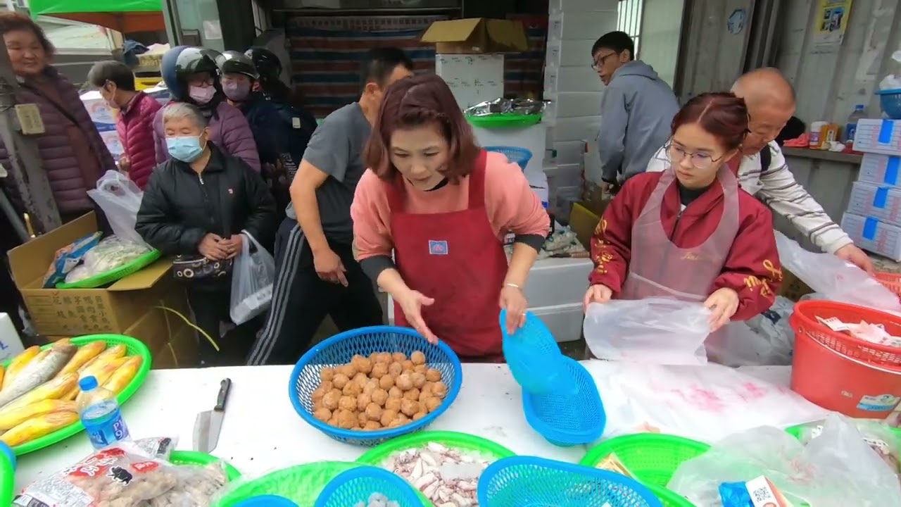阿源後面切好的鮭魚  端上來就馬上賣光光 台中大雅市場  海鮮叫賣哥阿源  Taiwan seafood auction