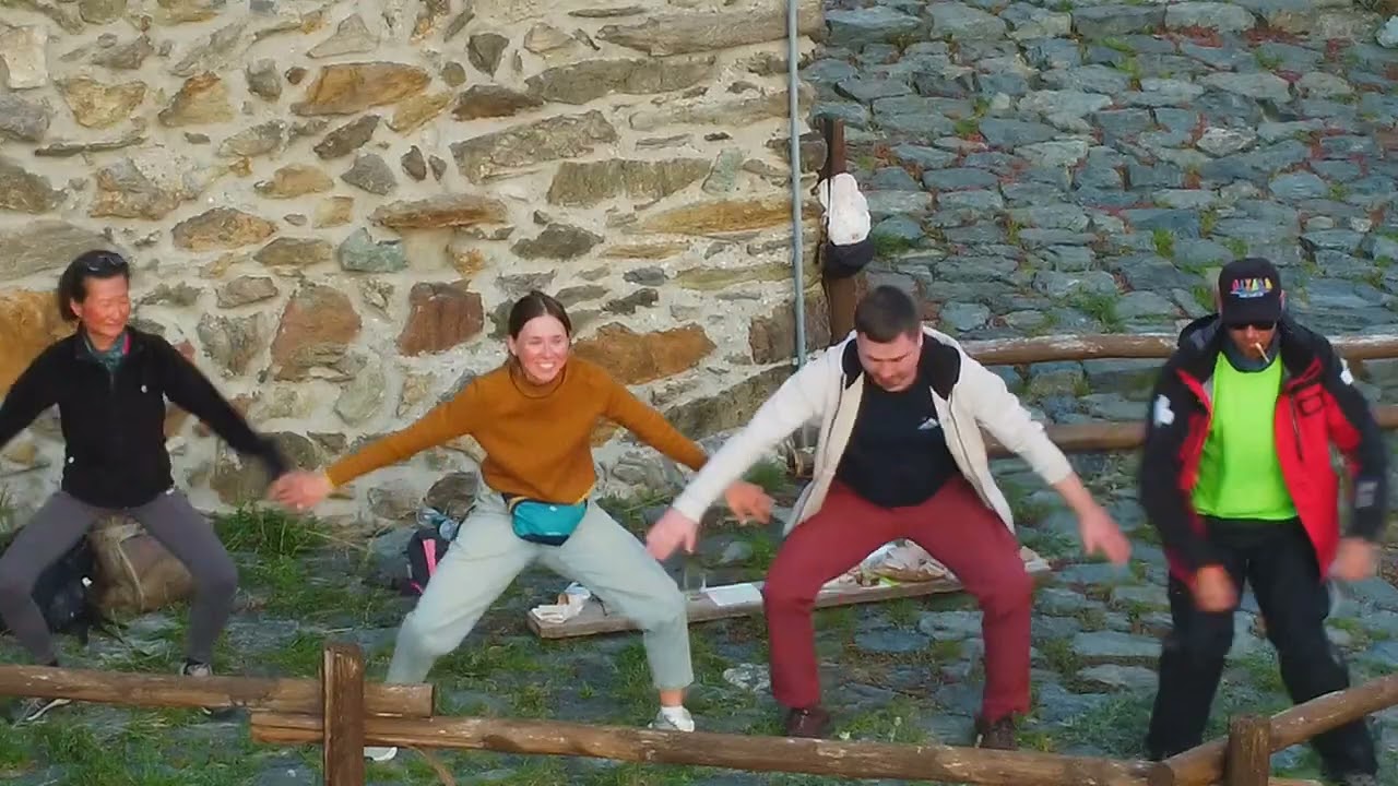 остановились в прекрасном альпийском городке Ch&acirc;tillon [drone]